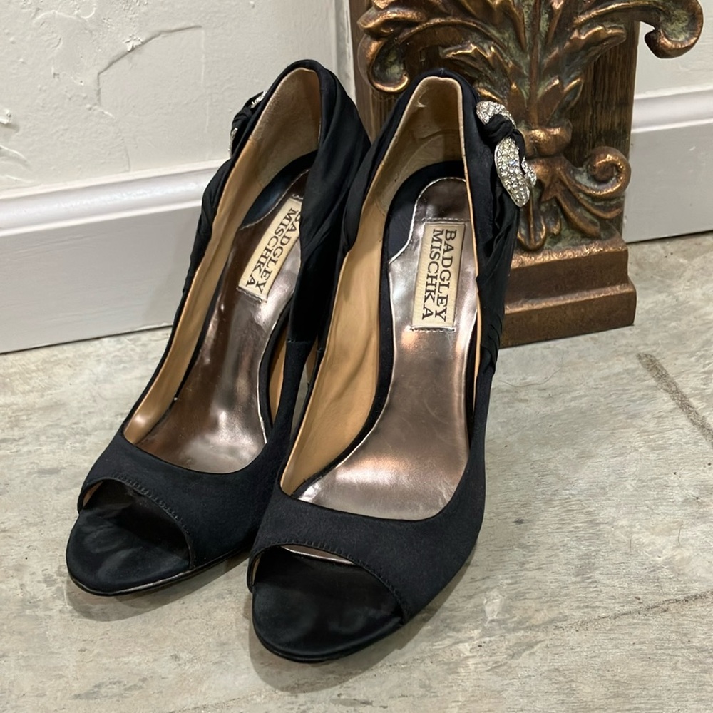 Badgley Mischka Women's Black Satin Peep Toe Heels